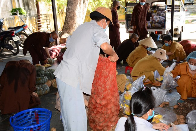 Continuing to support people in need in the Covid-19 pandemic of Hoang Phap Pagoda (series 7)